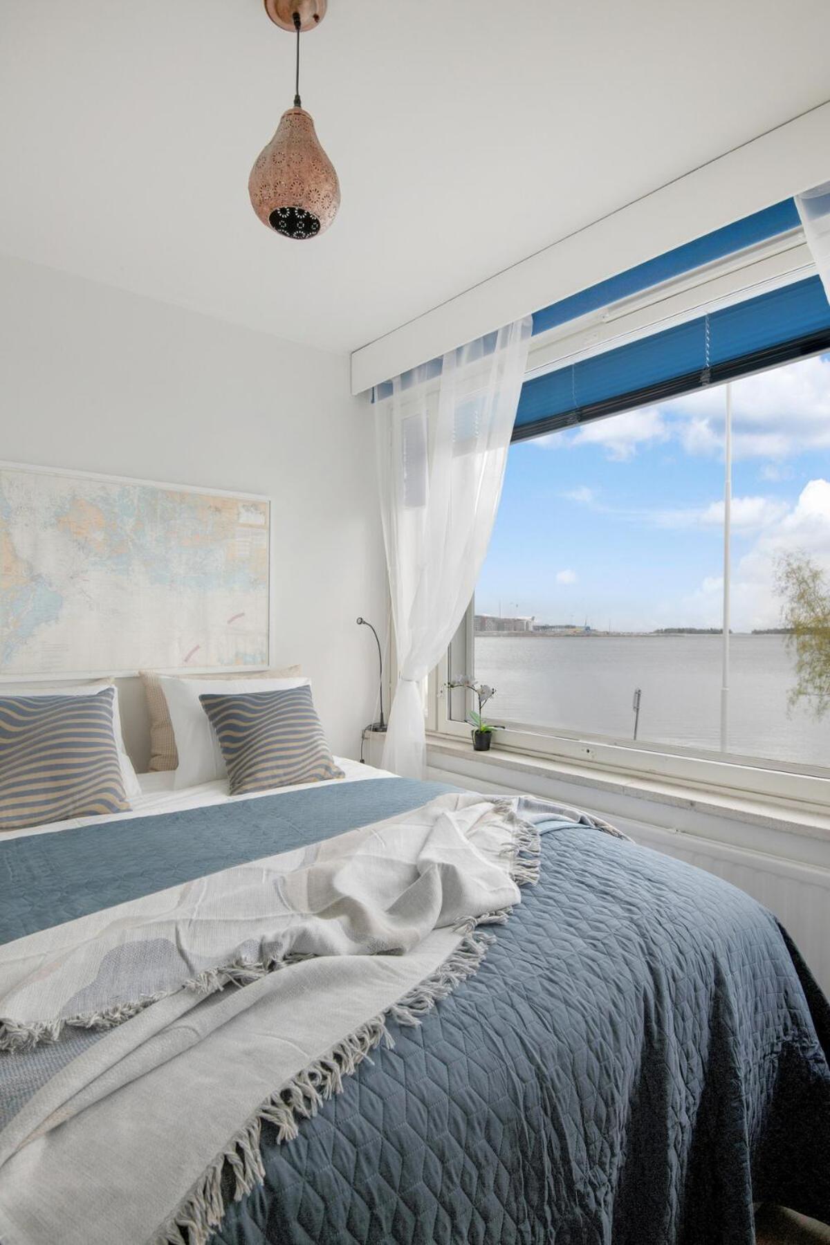 Meets Sea - Waterfront Center Apartment *